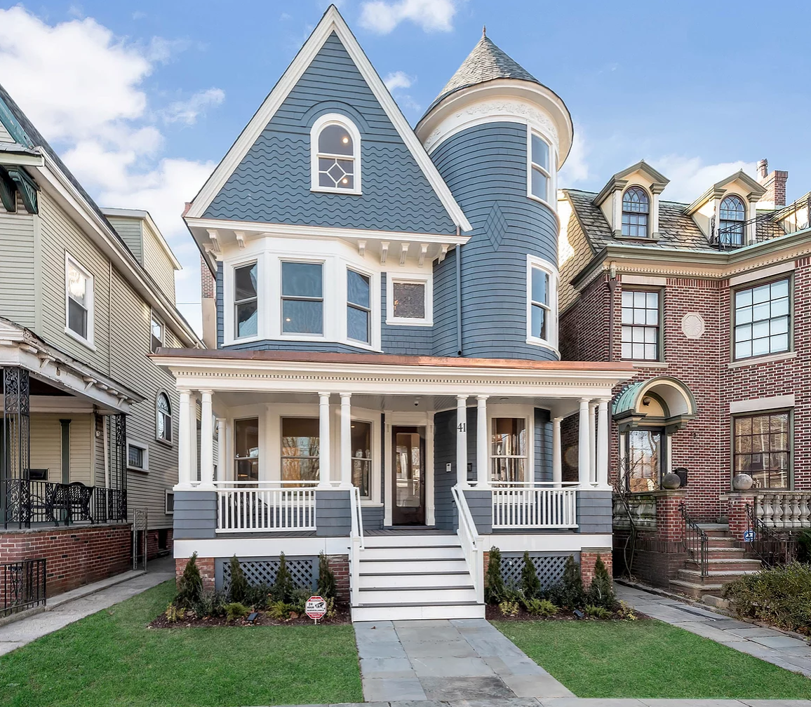 Flipping houses in Jersey City, NJ is an attractive opportunity, especially when you consider Jersey City's proximity to New York City. Home Buyers in the city can reap the benefits of the big city, while also having the luxury of a more family-friendly neighborhood.